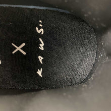 Cargar imagen en el visor de la galería, Kaws x Air Jordan 4 Retro Black 930155-001
