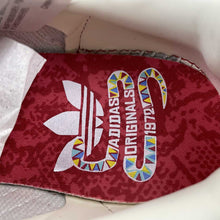 Cargar imagen en el visor de la galería, Adidas Gazelle Bold Year of the Snake JQ5977
