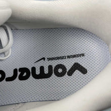 Cargar imagen en el visor de la galería, Nike Zoom Vomero 18 Whie Red HM6803-001
