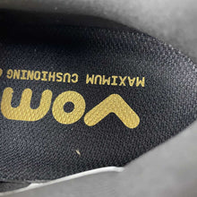 Cargar imagen en el visor de la galería, Nike Vomero Premium White Gold HQ2050-683
