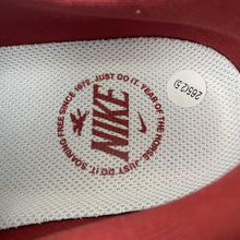 Cargar imagen en el visor de la galería, Nike Zoom Vomero 18 Year of the Horse IQ1131-120
