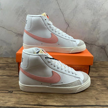 Cargar imagen en el visor de la galería, Blazer Mid 77 White Atomic Pink
