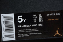 Cargar imagen en el visor de la galería, Air Jordan 1 Mid (GS) University Red-Black-White
