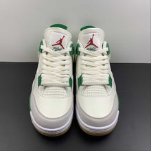 Cargar imagen en el visor de la galería, Air Jordan 4 Retro SP Sail White-Pine Green x Nike SB DR5415-103
