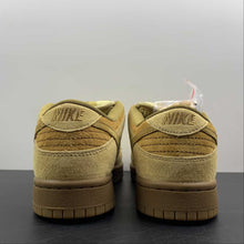 Cargar imagen en el visor de la galería, SB Dunk Low TRD QS Dune Twig-Wheat-Gum Med Brown
