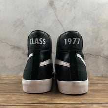 Cargar imagen en el visor de la galería, Blazer Mid Class 1977 x Slam Jam Black White
