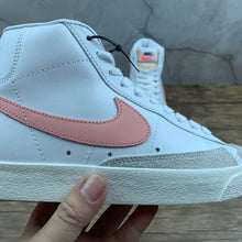 Cargar imagen en el visor de la galería, Blazer Mid 77 White Atomic Pink
