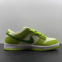 Cargar imagen en el visor de la galería, SB Dunk Low Pro Atomic Green Chlorophyl
