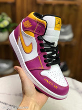 Cargar imagen en el visor de la galería, Air Jordan 1 Mid Familia DC0500-100
