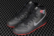 Cargar imagen en el visor de la galería, Dunk High Premium SB Black Black Challenge Metallic Silver 313171-028
