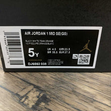 Cargar imagen en el visor de la galería, Air Jordan 1 Mid SE (GS) Black White-Team Orange (2021) DJ6563-038
