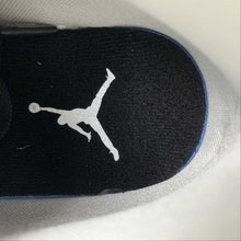 Cargar imagen en el visor de la galería, Air Jordan 1 Mid Black White DR9495-001
