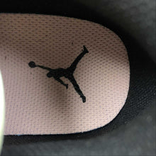 Cargar imagen en el visor de la galería, Air Jordan 1 Low “Made With Love” Grey Brown
