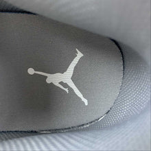 Cargar imagen en el visor de la galería, Air Jordan 1 Mid White Stealth
